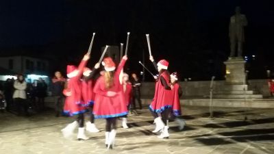 Запалване на светлините на коледната елха. 2