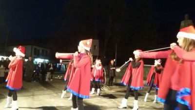 Запалване на светлините на коледната елха. 3