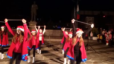 Запалване на светлините на коледната елха. 4